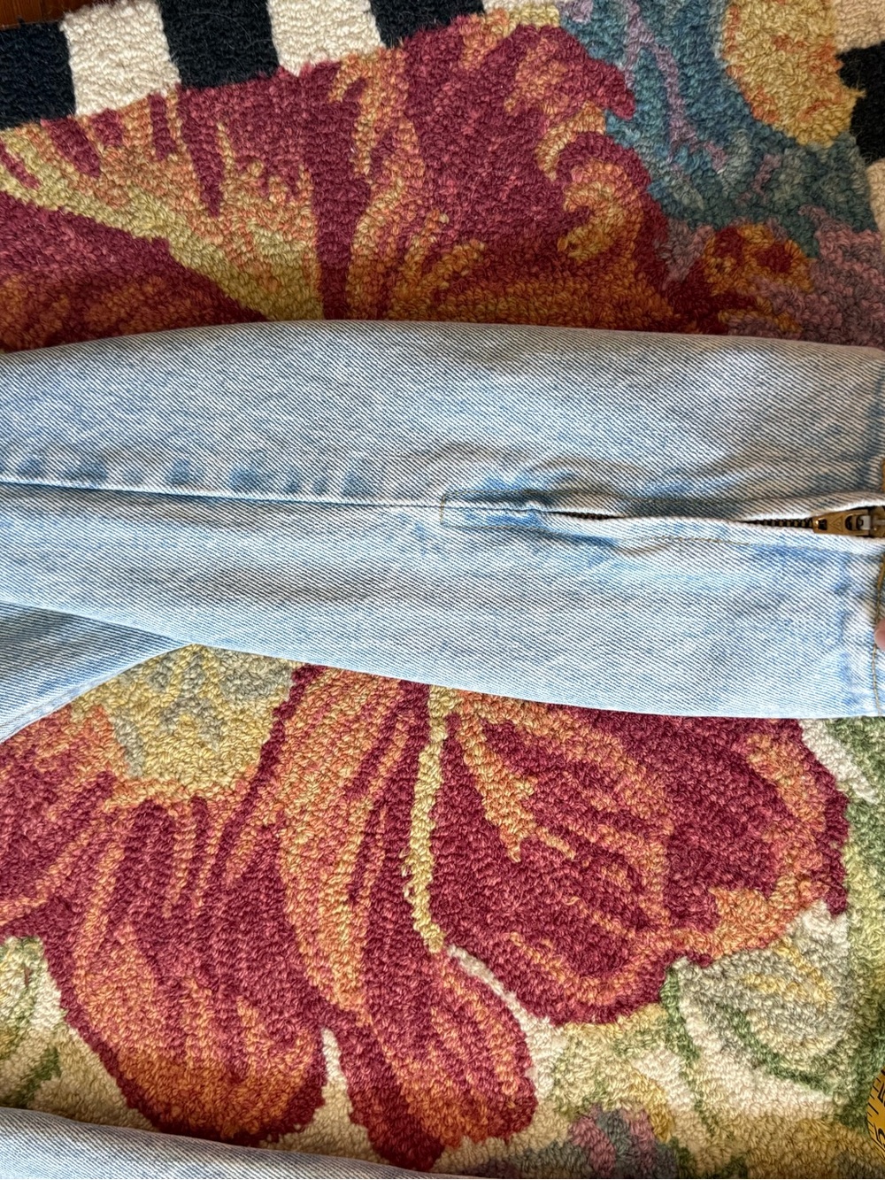 Vintage Guess Jeans, size 29, style 1015, Light Blue Wash/ Ankle Zippers - Picture 16 of 16